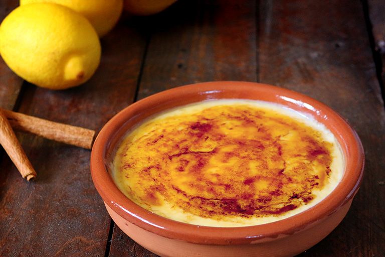 Postre t&iacute;pico catal&aacute;n hecho de crema y yemas de huevo, cubierto con una capa tradicional de az&uacute;car caramelizado para proporcionar un contraste crujiente.