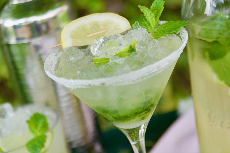 Mocktail de mojito fresco con guarnici&oacute;n de hojas de menta, hielo y lima en rodajas