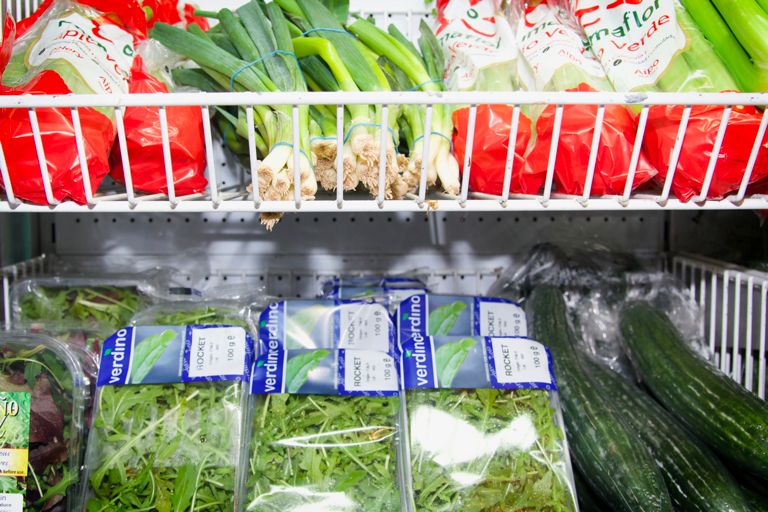 Verduras de hoja verde presentadas en la estanter&iacute;a del supermercado.