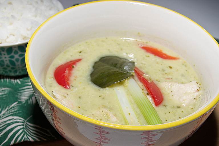 Un taz&oacute;n tradicional de curry verde tailand&eacute;s arom&aacute;tico y cremoso, con trozos de pollo y verduras.