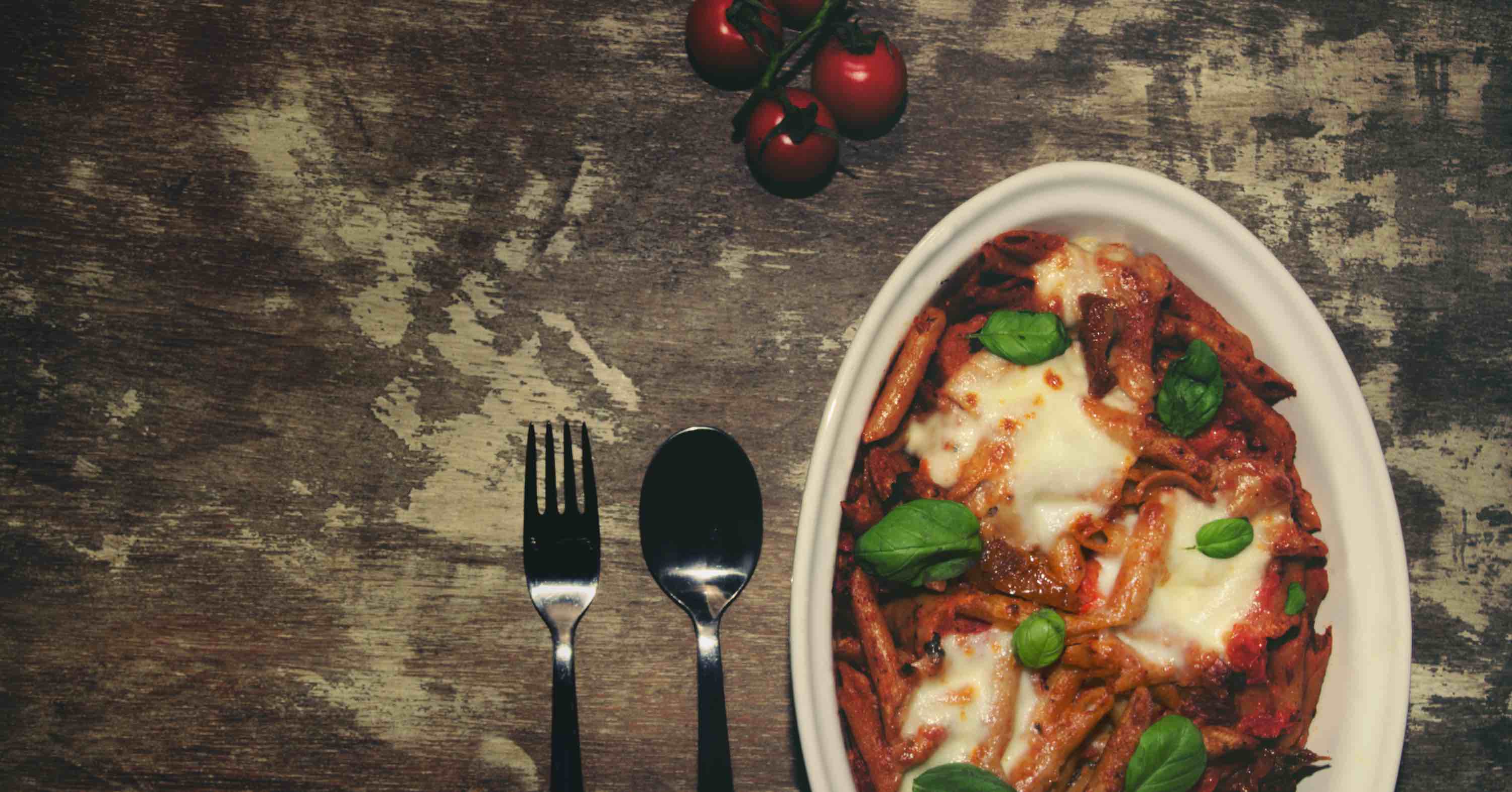 Pasta vegetariana al horno con una rica salsa de tomate cubierta de queso que har&aacute; que se te haga la boca agua.